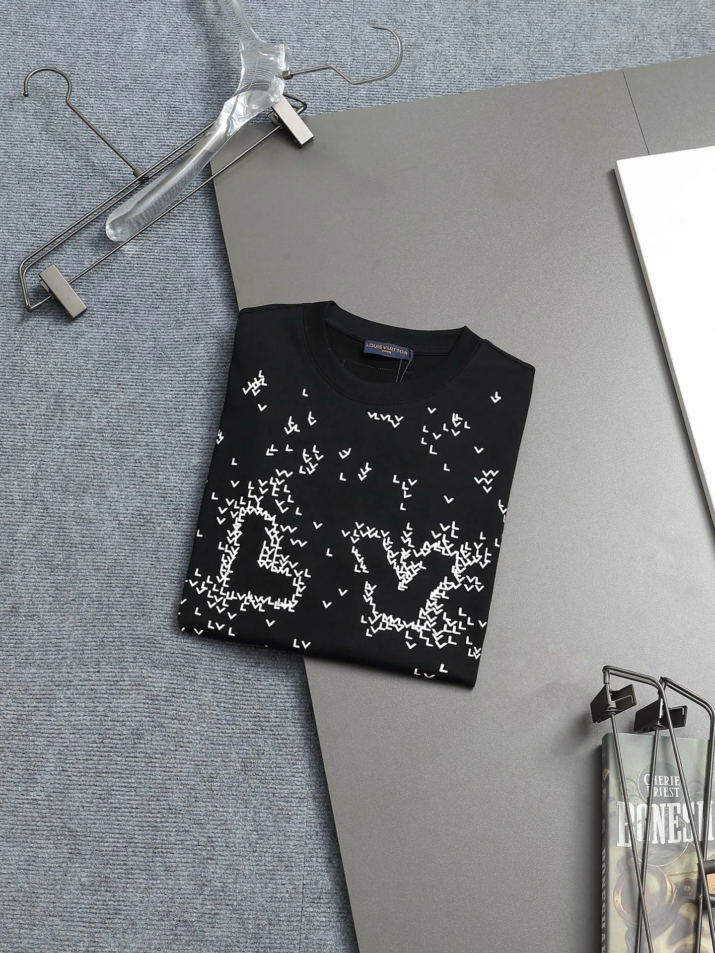 🅿️170 LV 25ss spring and summer printed short T series -1v Yayoi Kusama series pumpkin 🎃 pattern round neck short-sleeved T-shirt. Made of 32-count double yarn pure cotton 240g, washed at high temperature, will not shrink or fade. Comfortable to the touch, super texture❤️ Back-stitched cuff design, yellow back-mark embellishment, and a full set of accessories. A must-have for trendy men and trendy women, the classic drop-shoulder slightly wide version is available exclusively from stock!         ⚠️Only make high quality products, reject junk goods!  -Color: White Black -Size: XS S M L -Crowd: Unisex